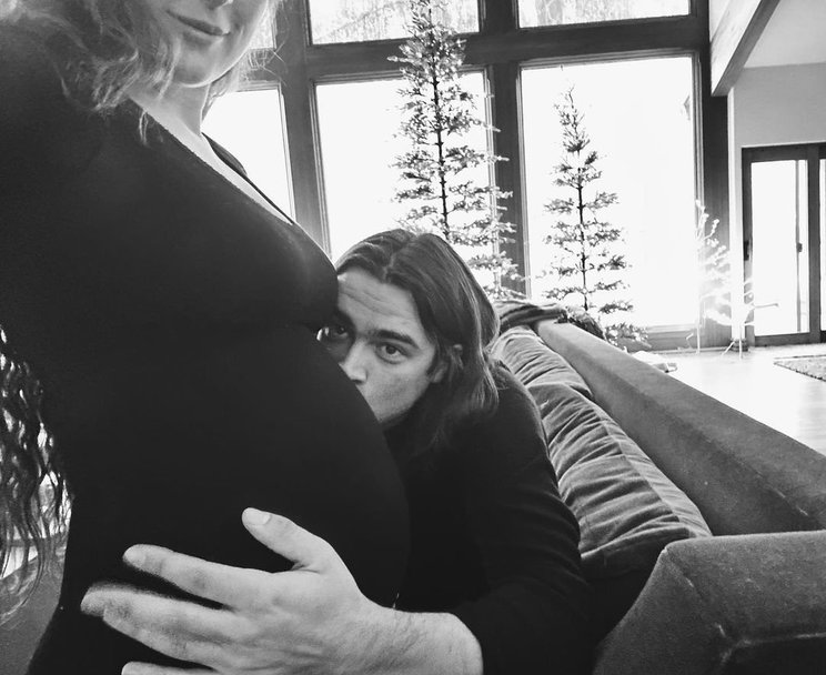 "Готовлюсь стать сумасшедшей бабушкой": старшая дочь Деми Мур объявила о своей беременности